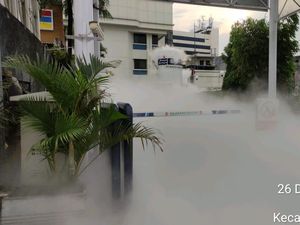Penampakan Kepulan Asap Putih Selimuti Jalanan Jatinegara