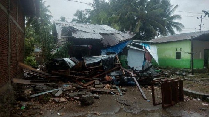 Gelombang Pasang Terjang Belasan Rumah di Mamuju Sulbar