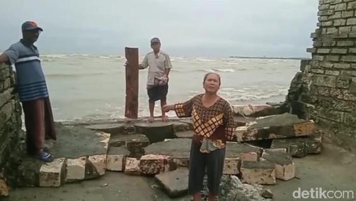 gelombang tinggi di tuban rusak rumah warga