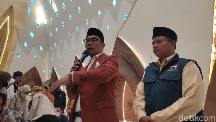 Gubernur Jabar Ridwan Kamil saat meninjau Masjid Al Jabbar.