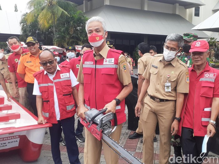 Gubernur Jateng Ganjar Pranowo saat mengecek bantuan perlatan untuk PMI di Jalan Pahlawan, Semarang, Senin (26/12/2022).