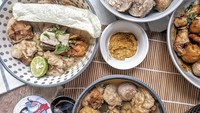 Tak kalah menarik, semangkuk cuanki Rp 27 ribuan dengan pilihan bakso bervariasi di Cuanki Bandung Peekaboodeli. Pilihan cuankinya ada siomay, tahu, dan batagor. Sementara baksonya ada urat dan keju. Foto : Instagram @peekaboodeli