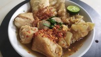 Bakso Cuanki Cuankuy menawarkan bakso cuanki dengan rasa asli Bandung. Isiannya komplet ada cuanki tahu cokelat hingga batagor dengan kuah yang hangat dan segar. Jika mau lebih kenyang, bisa tambah Indomie. Foto : google / Joko Kristianto