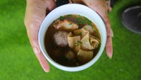 Meskipun jualannya di rumah, tetapi Bakso Cuanki AAA ramai diminati. Ada cuanki ikan tenggiri yang dilengkapi bakso sapi dan tahu. Bisa juga tambah topping Indomie. Semangkuknya mulai dari Rp 20 ribuan. Foto: Ilustrasi / getty images