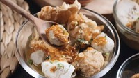 Tak perlu jauh-jauh ke Bandung, Cuanki Wildan bisa ditemukan di Tebet. Dikenal punya rasa kuah gurih segar dengan isian komplet, semangkuknya dihargai Rp 16 ribuan. Foto : Instagram @cuankiwildantebet
