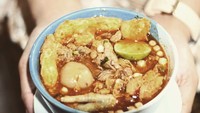 Jika pesan cuanki di Baso Aci Juragan, bisa pilih bakso cuanki korean spicy hingga baso cuanki kari ayam. Harganya mulai dari Rp 20 ribuan. Bisa dipesan melalui ojek online atau langsung ke gerainya di Menteng Atas. Foto : Instagram @baso.aci.juragan