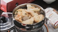 Makan Cuanki lebih asik di kotanya langsung. Di Bandung ada Cuanki Tjendana yang menawarkan cuanki, bakso, siomay goreng, hingga pangsit goreng. Ditambah kuah kaldu gurihnya yang mantap. Harganya Rp 25 ribuan aja. Foto : Instagram @cuankitjendana