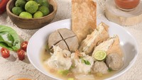 Cuanki komplet dengan isi siomay, bakso halus, tahu cokelat, hingga pangsit bisa ditemukan di Cuanki Bandung 99. Kuah kaldunya dikenal kaya akan rasa dengan racikan bumbu yang pas. Bisa langsung cicip di gerainya di Kelapa Gading, Jakarta. Foto : Instagram @cuanki_bandung99