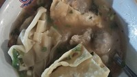 Melipir ke Jogja, ada cuanki komplet di Bakso Cuanki Legend 234. Dengan harga mulai dari Rp 21 ribuan, sudah bisa pilih cuanki dengan kuah pedas. Pilihan baksnya juga bervariasi ada bakso jamur, sotong, hingga udang. Foto : Instagram @baksocuankilegend234