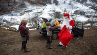 Meski Natal bukanlah hari libur nasional di Azerbaijan, banyak warga yang melihatnya sebagai kesempatan untuk beramal.