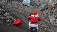 Sinterklaspun memeluk anak kecil perempuan yang ada di desa tersebut.  