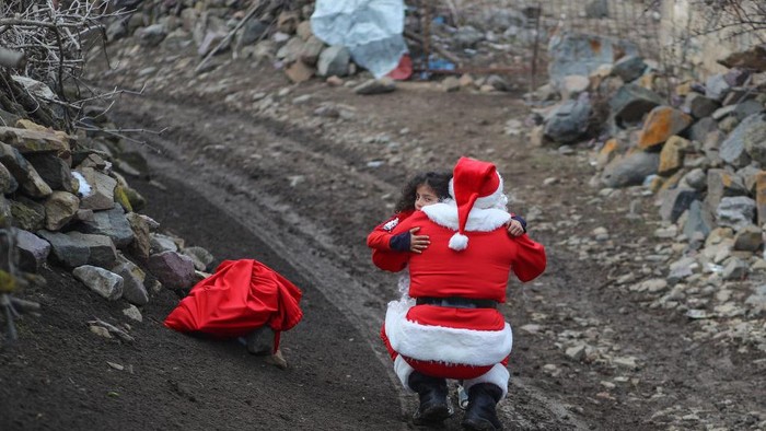 Hadiah dari Sinterklas untuk Anak-anak di Desa Azerbaijan Seorang pria berpakaian Sinterklas mengunjungi desa yang ada di Dashkasan, Azerbaijan. Ia memberikan sejumlah hadiah kepada anak-anak yang ada di desa tersebut.