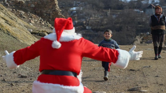 Seorang pria berpakaian Sinterklas mengunjungi desa yang ada di Dashkasan, Azerbaijan. Ia memberikan sejumlah hadiah kepada anak-anak yang ada di desa tersebut.