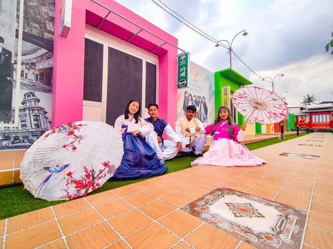 Libur Nataru merupakan momen untuk berwisata ria. Maka tak heran jika banyak destinasi wisata favorit yang diserbu wisatawan.