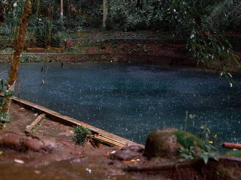 Libur Nataru merupakan momen untuk berwisata ria. Maka tak heran jika banyak destinasi wisata favorit yang diserbu wisatawan.
