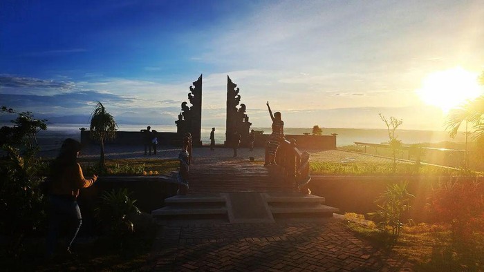 Libur Nataru merupakan momen untuk berwisata ria. Maka tak heran jika banyak destinasi wisata favorit yang diserbu wisatawan.