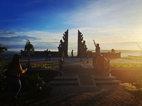 Libur Nataru merupakan momen untuk berwisata ria. Maka tak heran jika banyak destinasi wisata favorit yang diserbu wisatawan.