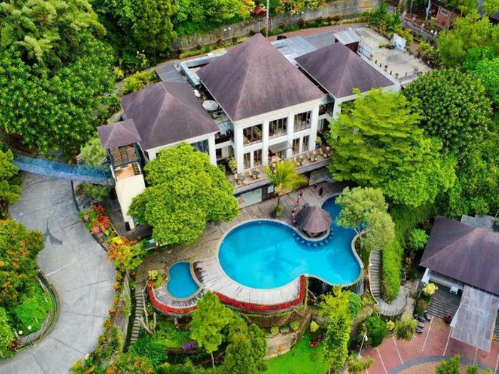 Malang merupakan salah satu kota wisata di Jatim. Sehingga banyak penginapan dan hotel yang bisa jadi pilihan.