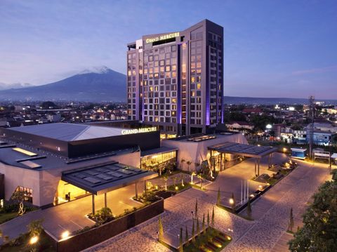 Malang merupakan salah satu kota wisata di Jatim. Sehingga banyak penginapan dan hotel yang bisa jadi pilihan.
