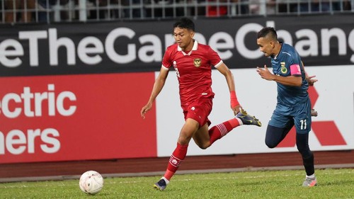 Pesepak bola Timnas Indonesia Dendy Sulistyawan (kiri) menggiring bola dengan dibayangi pesepak bola Brunei Darussalam Najib Tarif dalam pertandingan Grup A Piala AFF 2022 di Stadion Kuala Lumpur, Malaysia, Senin (26/12/2022). Indonesia mengalahkan Brunei Darussalam dengan skor 7-0. ANTARA FOTO/Humas PSSI/wpa/tom.