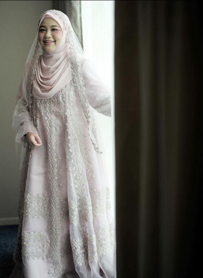 Fotografer Diera Bachir menikah dengan pria bernama Abdi di InterContinental Jakarta Pondok Indah, Jakarta Selatan. Fotografer langganan selebriti Tanah Air dan pejabat ini tampil dengan menggunakan baju pengantin syari bernuansa dusty pink dari desainer Khanaan. Foto: Dok. Instagram @dierabachir.