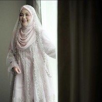 Fotografer Diera Bachir menikah dengan pria bernama Abdi di InterContinental Jakarta Pondok Indah, Jakarta Selatan. Fotografer langganan selebriti Tanah Air dan pejabat ini tampil dengan menggunakan baju pengantin syari bernuansa dusty pink dari desainer Khanaan. Foto: Dok. Instagram @dierabachir.