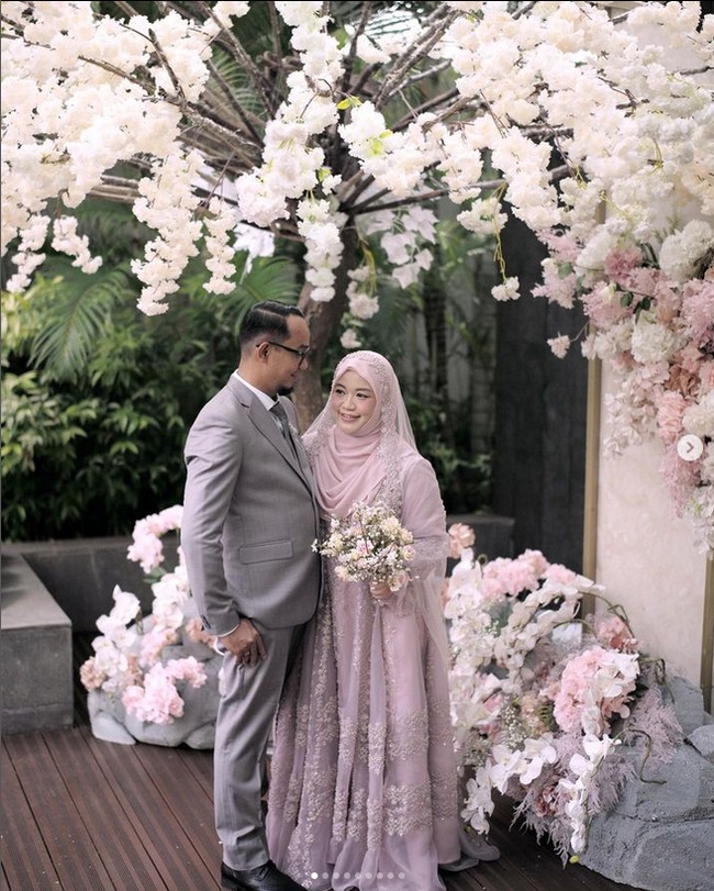 Diera Bachir dan suami memilih dekorasi bernuansa spring garden untuk melengkapi hari bahagia mereka. Terdapat hiasan bunga sakura berwarna pastel pink menghiasi sudut ruangan. Foto: Dok. Instagram @dierabachir.
