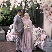 Diera Bachir dan suami memilih dekorasi bernuansa spring garden untuk melengkapi hari bahagia mereka. Terdapat hiasan bunga sakura berwarna pastel pink menghiasi sudut ruangan. Foto: Dok. Instagram @dierabachir.