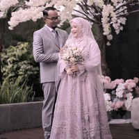 Styling hijab dari Awanis, Diera terlihat anggun dengan memakai hijab dengan bahan pollycotton yang dibentuk clean look dan berlayer menutupi bagian dada. Warna hijab senada dengan baju pernikahan. Foto: Dok. Instagram @dierabachir.