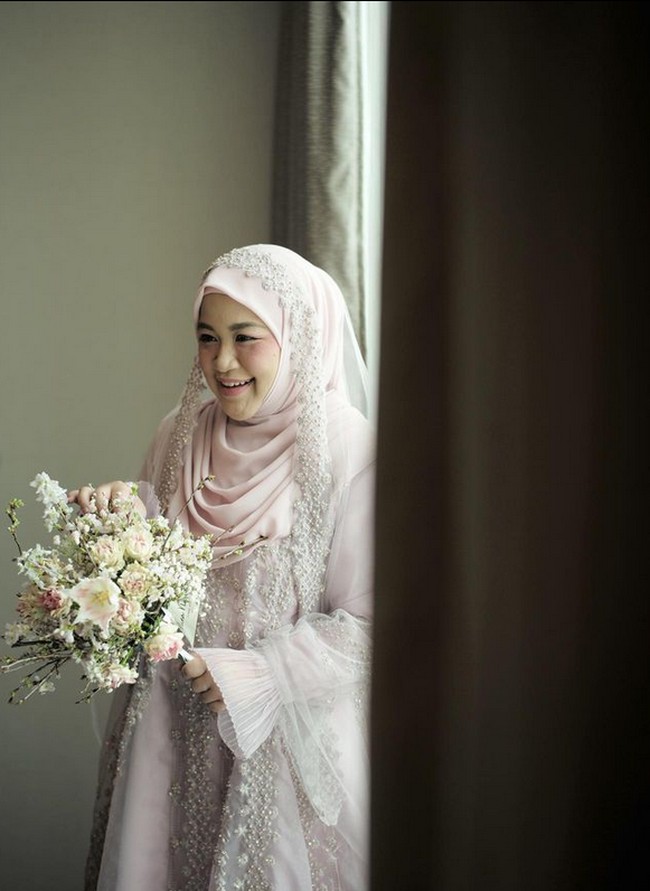 Kamu bisa memilih busana pengantin yang dipakai oleh Diera Bachir agar tetap syari dan elegan saat hari pernikahan kamu. Detail organza dan veil wedding yang terdapat brukat membuat penampilan pengantin semakin cantik.Foto: Dok. Instagram @dierabachir.