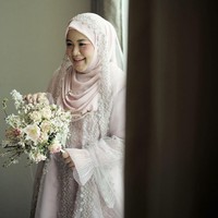 Kamu bisa memilih busana pengantin yang dipakai oleh Diera Bachir agar tetap syari dan elegan saat hari pernikahan kamu. Detail organza dan veil wedding yang terdapat brukat membuat penampilan pengantin semakin cantik.Foto: Dok. Instagram @dierabachir.