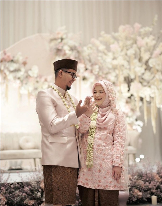 Diera Bachir sudah lama ingin mengaplikasikan dekorasi tema spring garden. Ia merasa bersyukur karena impiannya bisa terwujud. Under pohon bunga sakura. Senang banget akhirnya bisa terwujud juga derkotasi impian spring garden. Terima kasih @flexs.studio cantik-cantik banget dekorasinya, tulis Diera di Instagram Story. Foto: Dok. Instagram @dierabachir.