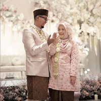 Diera Bachir sudah lama ingin mengaplikasikan dekorasi tema spring garden. Ia merasa bersyukur karena impiannya bisa terwujud. Under pohon bunga sakura. Senang banget akhirnya bisa terwujud juga derkotasi impian spring garden. Terima kasih @flexs.studio cantik-cantik banget dekorasinya, tulis Diera di Instagram Story. Foto: Dok. Instagram @dierabachir.