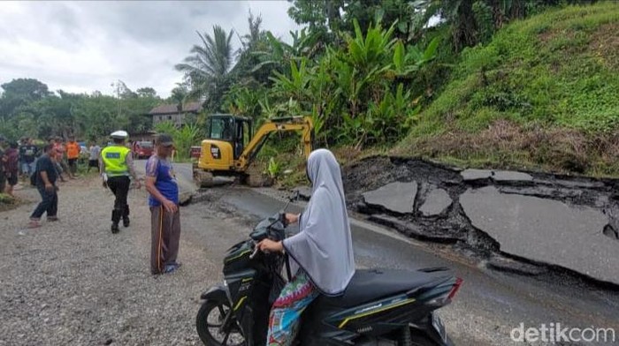 Jalan Poros Enrekang-Toraja aspalnya terangkat pasca terjadi longsor.