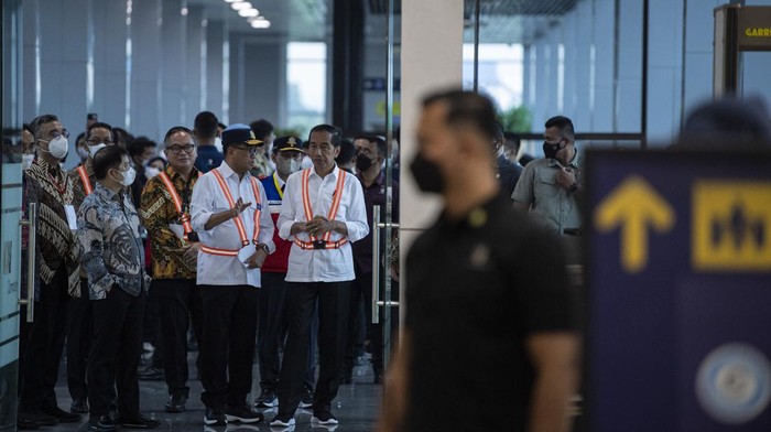 Jokowi Resmikan Revitalisasi Manggarai Tahap I, Stasiun Tersibuk di RI Presiden Joko Widodo (kiri) melakukan tap kartu elektronik saat peresmian Stasiun Manggarai Tahap I di Jakarta Selatan, Senin (26/12/2022). Presiden Jokowi meresmikan revitalisasi Stasiun Manggarai Tahap I dengan penambahan tujuh jalur sehingga menjadi 14 jalur kereta yang akan berdampak pada peningkatan frekuensi perjalanan kereta. ANTARA FOTO/Sigid Kurniawan/wsj.
