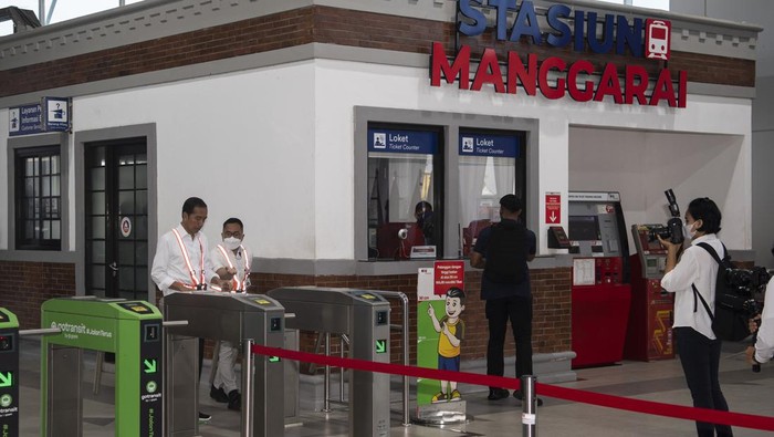 Presiden Joko Widodo (kiri) melakukan tap kartu elektronik saat peresmian Stasiun Manggarai Tahap I di Jakarta Selatan, Senin (26/12/2022). Presiden Jokowi meresmikan revitalisasi Stasiun Manggarai Tahap I dengan penambahan tujuh jalur sehingga menjadi 14 jalur kereta yang akan berdampak pada peningkatan frekuensi perjalanan kereta. ANTARA FOTO/Sigid Kurniawan/wsj.