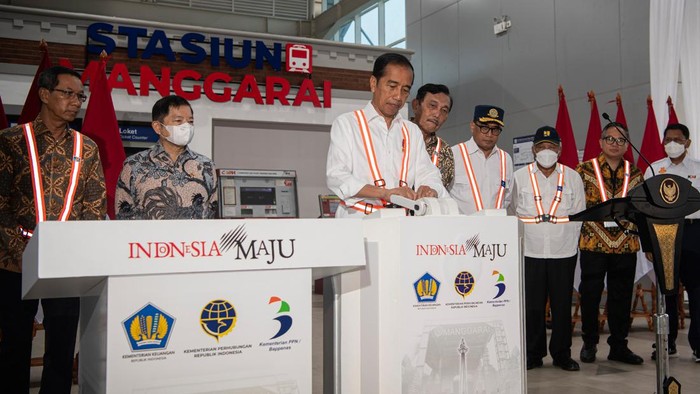 Jokowi Resmikan Revitalisasi Manggarai Tahap I, Stasiun Tersibuk di RI Presiden Joko Widodo (kiri) melakukan tap kartu elektronik saat peresmian Stasiun Manggarai Tahap I di Jakarta Selatan, Senin (26/12/2022). Presiden Jokowi meresmikan revitalisasi Stasiun Manggarai Tahap I dengan penambahan tujuh jalur sehingga menjadi 14 jalur kereta yang akan berdampak pada peningkatan frekuensi perjalanan kereta. ANTARA FOTO/Sigid Kurniawan/wsj.