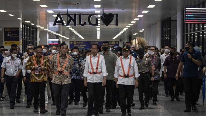 Presiden Joko Widodo (kiri) melakukan tap kartu elektronik saat peresmian Stasiun Manggarai Tahap I di Jakarta Selatan, Senin (26/12/2022). Presiden Jokowi meresmikan revitalisasi Stasiun Manggarai Tahap I dengan penambahan tujuh jalur sehingga menjadi 14 jalur kereta yang akan berdampak pada peningkatan frekuensi perjalanan kereta. ANTARA FOTO/Sigid Kurniawan/wsj.