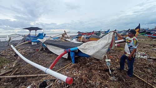 Salah satu nelayan di Pantai Yeh Gangga, Desa Sudimara, Kecamatan Tabanan, I Nyoman Tama (66), sedang memastikan jukungnya aman dari gelombang tinggi.