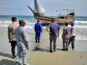 Kapal Rohingya dari Myanmar Karam di Aceh, Bakamla Evakuasi Penumpang