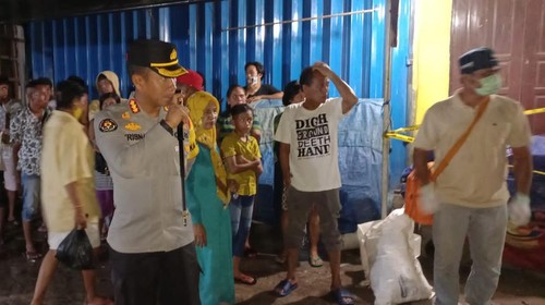 Kapolresta Kupang Kota meninjau TKP penemuan mayat wanita di dalam Pasar Kasih Naikoten, Kota Kupang, NTT, Minggu (25/11/2022) malam. (Foto: Ist)