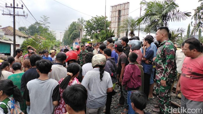 Kecelakaan sepeda motor tertabrak kereta api di Kota Probolinggo 3 tewas