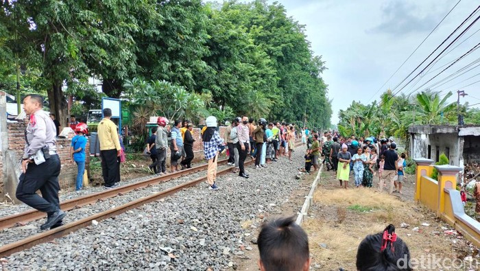 Kecelakaan sepeda motor tertabrak kereta api di Kota Probolinggo 3 tewas