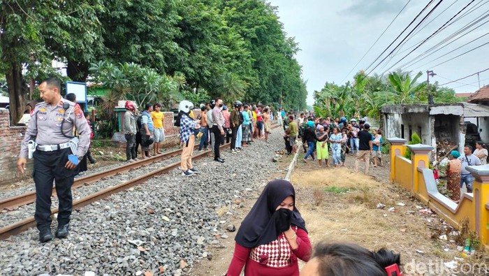 Kecelakaan sepeda motor tertabrak kereta api di Kota Probolinggo 3 tewas