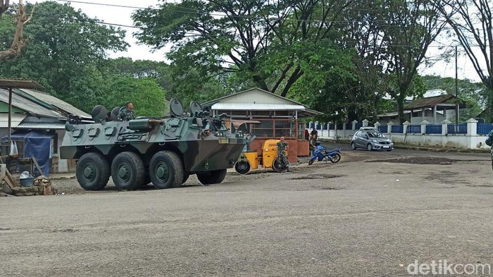 Kendaraan Anoa disiagakan di sekitar sekitar Pasar Terminal Subang.