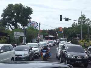 Arus Lalin Padat Merayap di Simpang Taman Rama Sinta Mengwitani