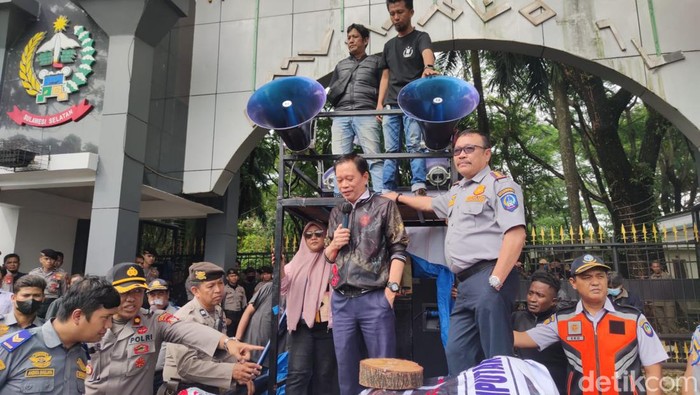Kepala Dishub Sulsel Muh Arafah saat menerima massa aksi demo penolakan tarif taksi online.