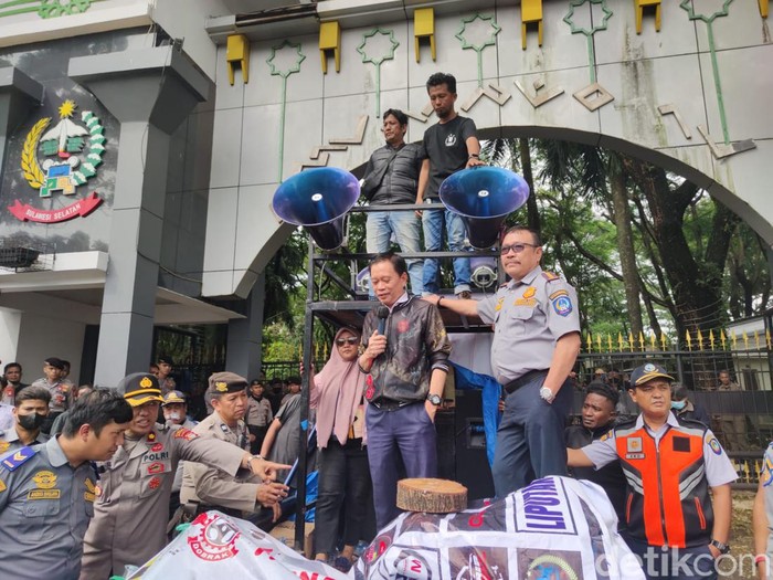 Kepala Dishub Sulsel Muh Arafah saat menerima massa aksi demo penolakan tarif taksi online.