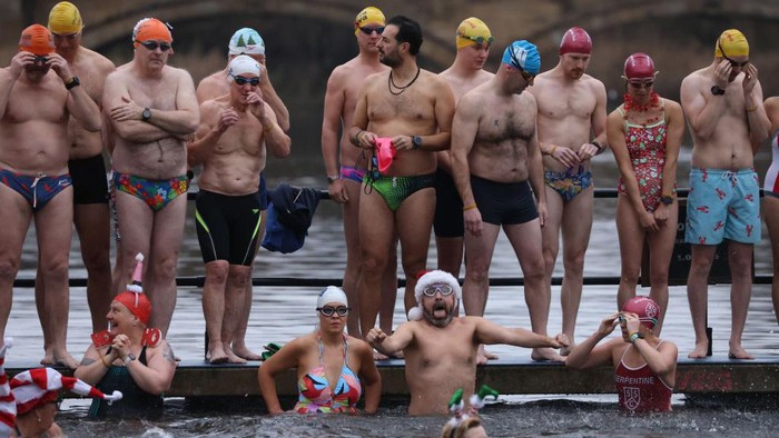 Keseruan Lomba Renang Saat Hari Natal di London Klub renang Serpentine mengadakan perlombaan renang saat hari natal. Kegiatan yang diadakan setiap tahun ini ini diikuti oleh 100 peserta. Yuk lihat keseruannya.