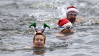 Dalam perlombaan renang ini, sebagian peserta memakai aksesoris Natal.